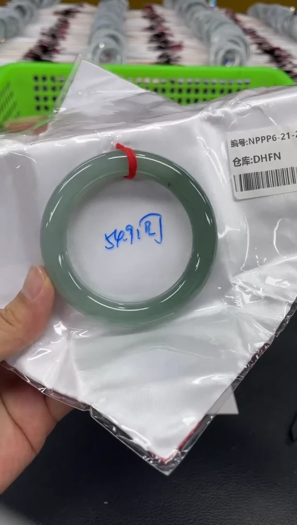 翡翠手镯未镶嵌翡翠手镯