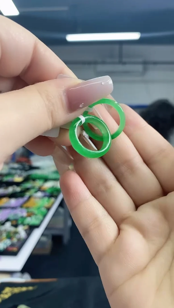 翡翠戒指未镶嵌多样性发其一颜色微差