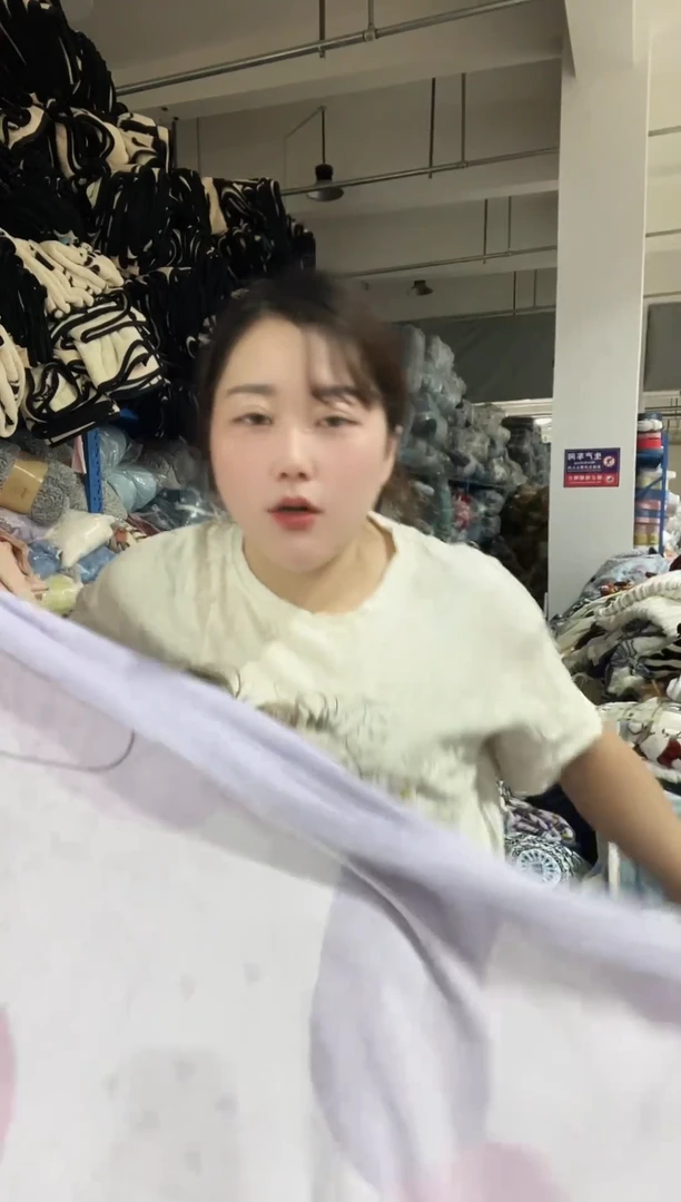 混纺主播手上展示的产品