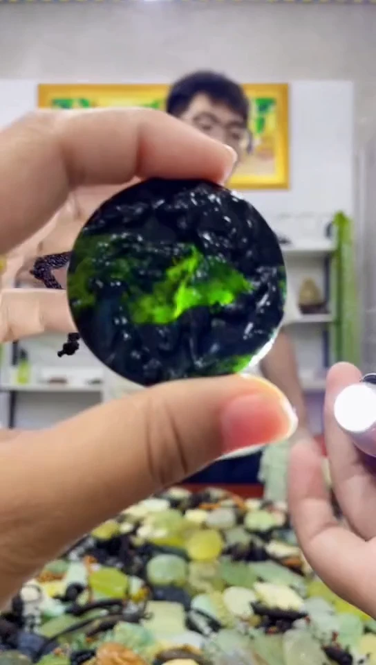 岫玉未镶嵌吊坠