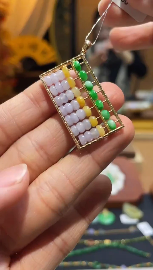 颈饰18K金镶嵌翡翠算盘