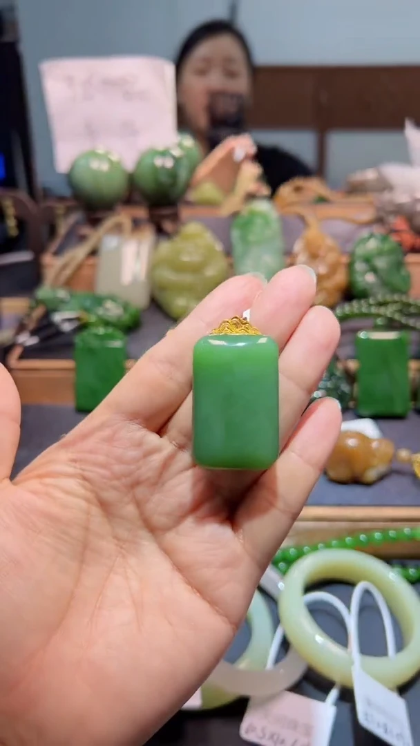 颈饰18K金镶嵌和田玉（碧玉）1