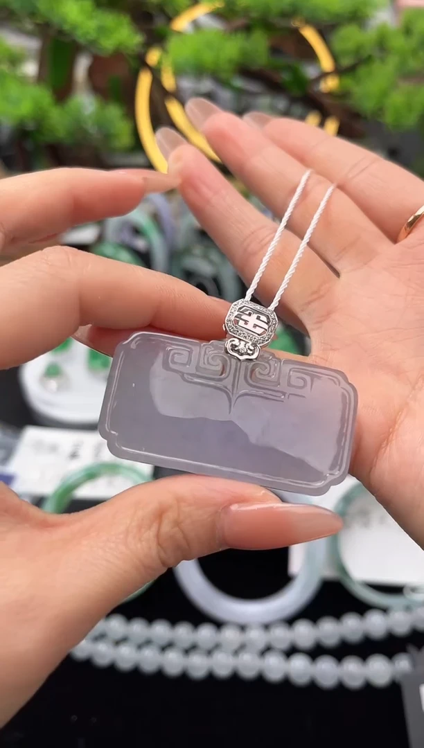 颈饰18K金镶嵌翡翠吊坠