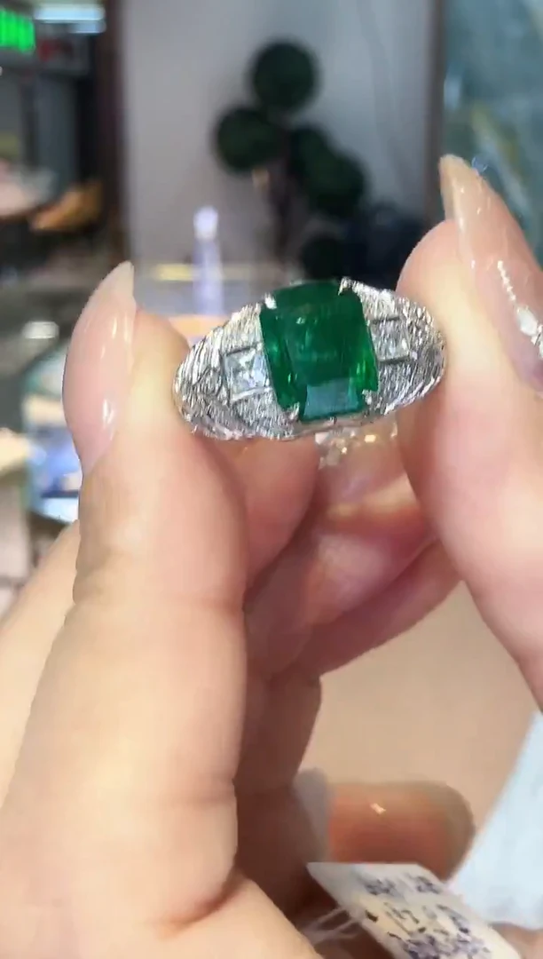 18K金镶嵌戒指祖母绿2.37ct