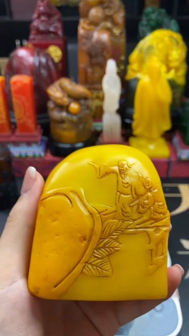 寿山石印石鸡油黄薄意雕随形