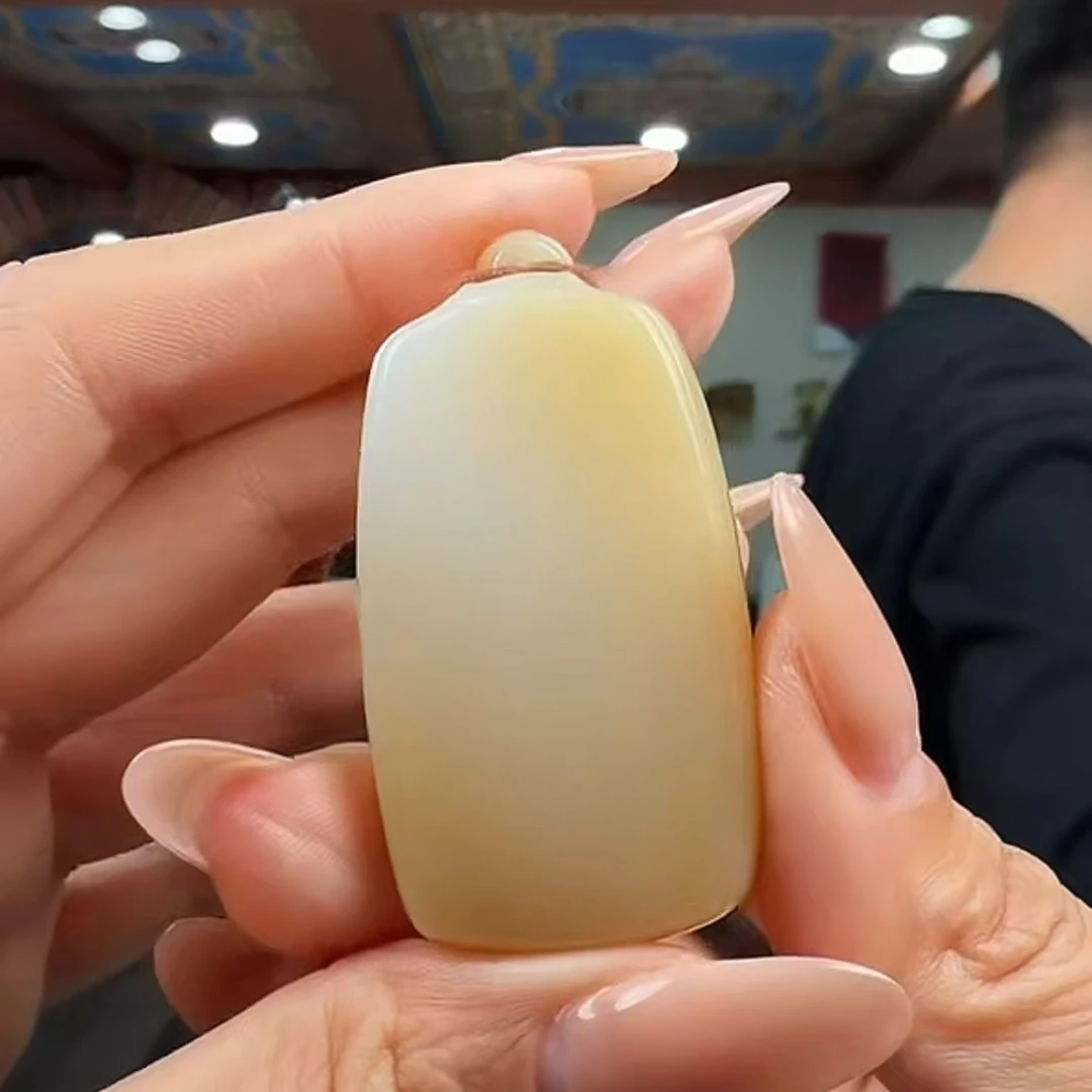 正宗天然和田玉吊坠