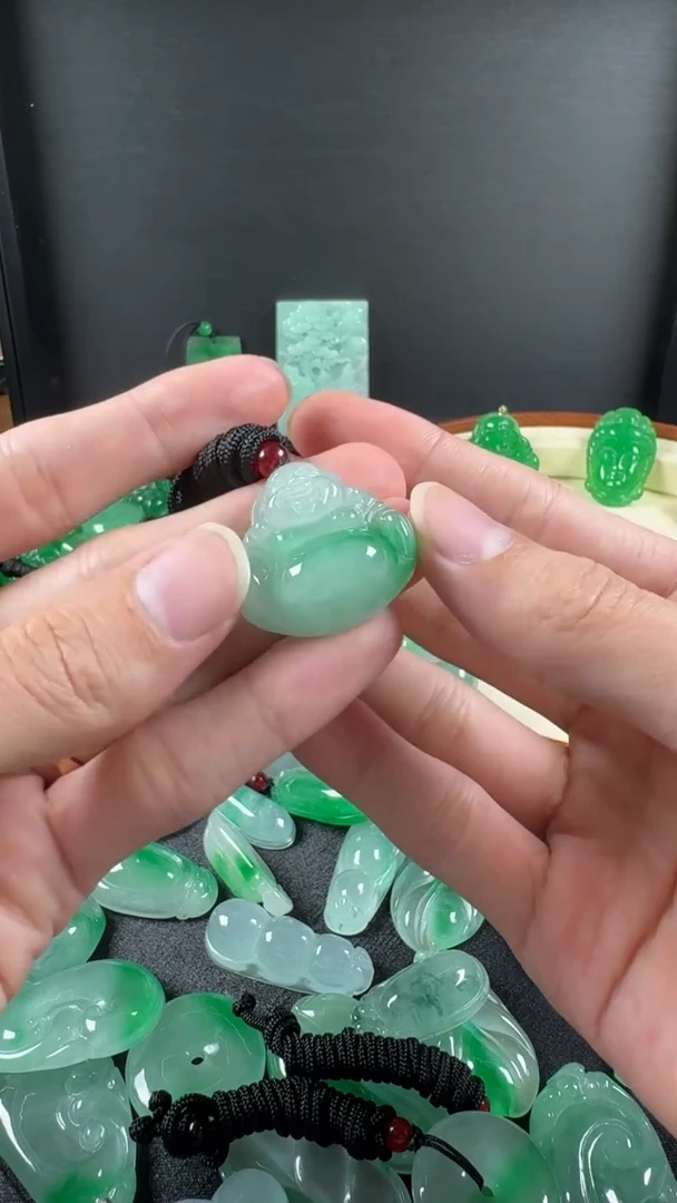 颈饰未镶嵌翡翠佛公吊坠