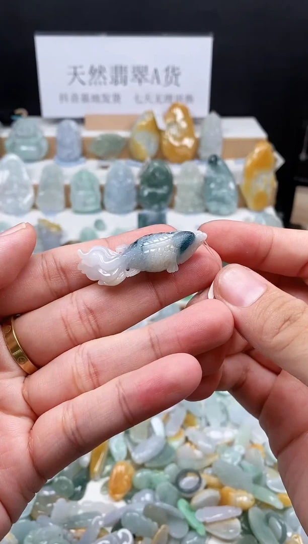 翡翠未镶嵌吊坠(不含链)121年年有余