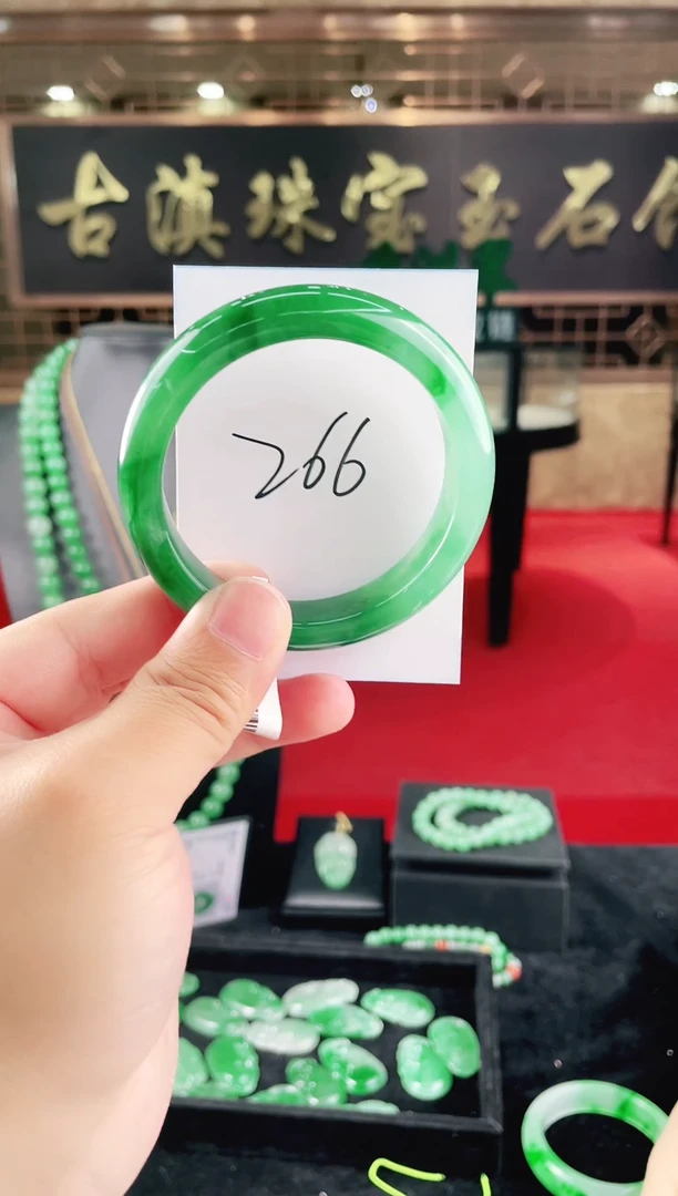 未镶嵌手镯石英质玉（非洲翠）微瑕一经发货运费不退介意勿拍