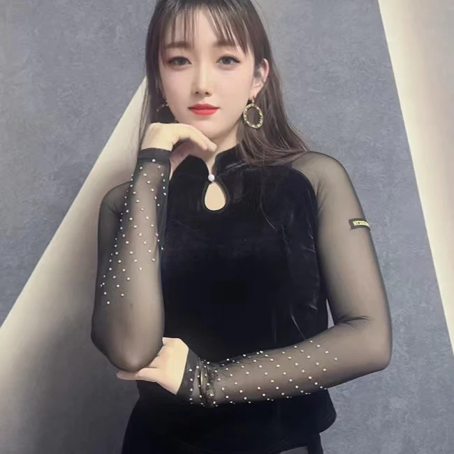 【浩婷雪娟】珍珠扣丝绒拼接压钻衫