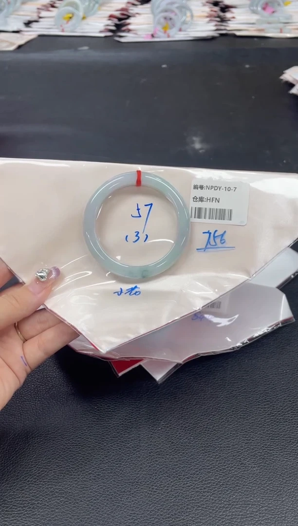 翡翠手镯未镶嵌翡翠手镯