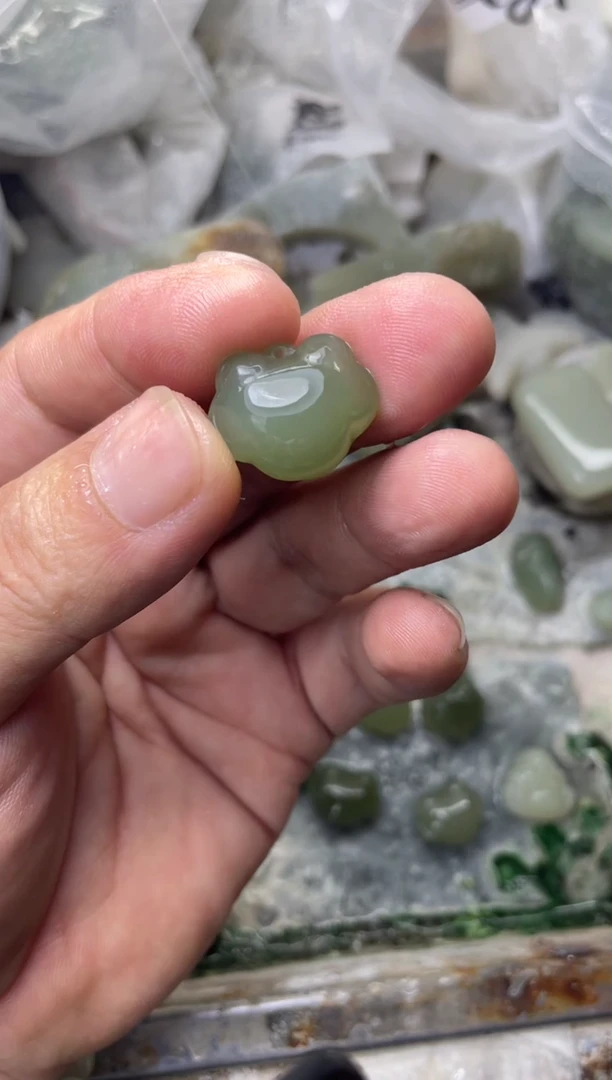 和田玉未镶嵌颈饰.