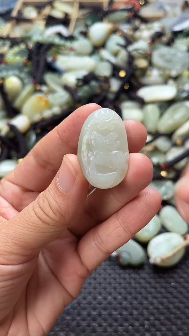 和田玉未镶嵌颈饰多样性发货没有证书拍一发一有瑕