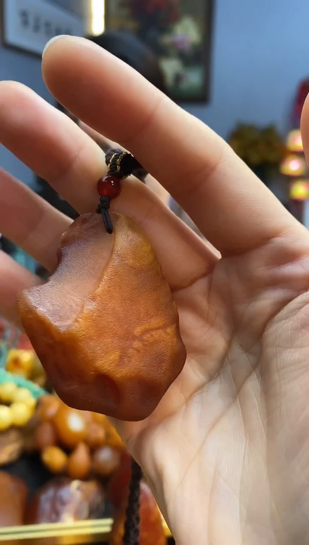 未镶嵌颈饰琥珀吊坠