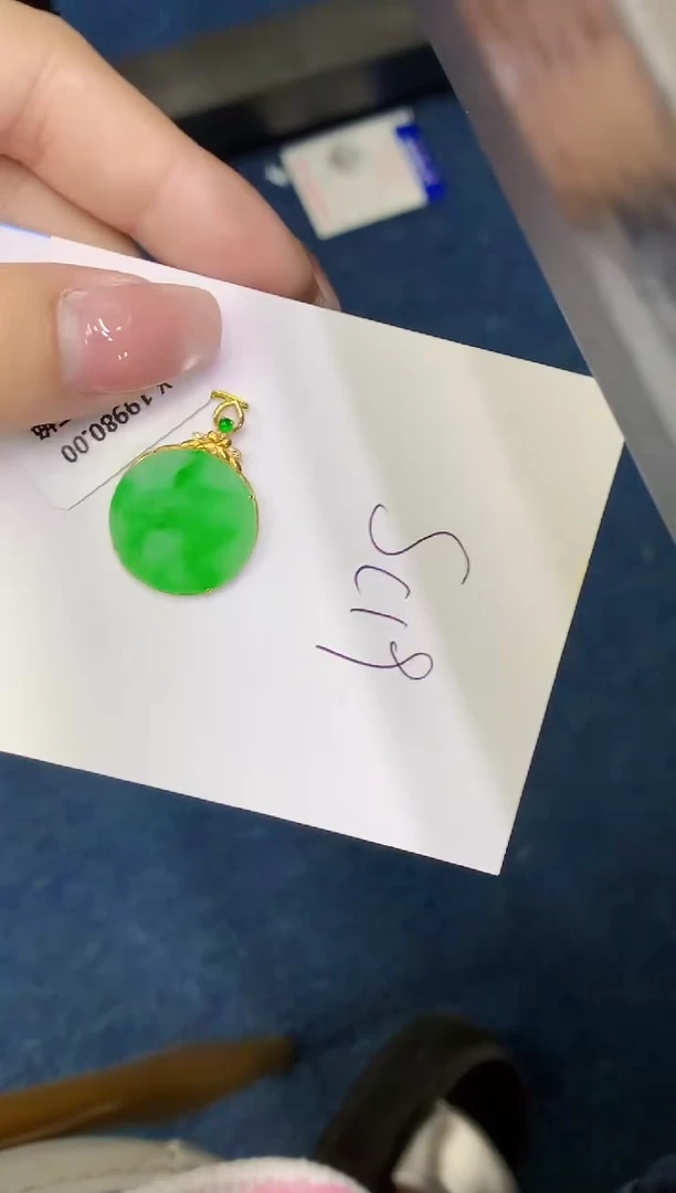 翡翠18K金镶嵌颈饰缅甸天然翡翠A货