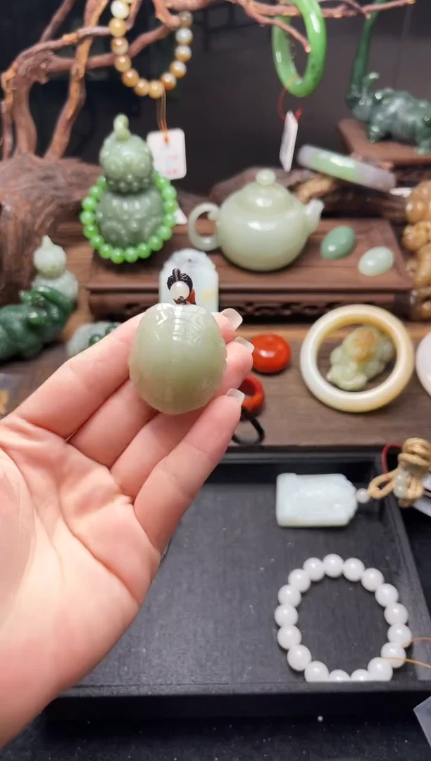 和田玉未镶嵌把件且末青白 富甲一方 有瑕疵