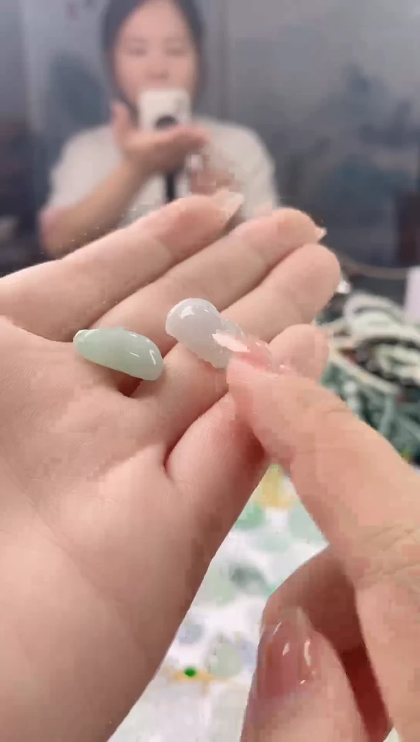 翡翠未镶嵌吊坠(赠链)水滴+螃蟹