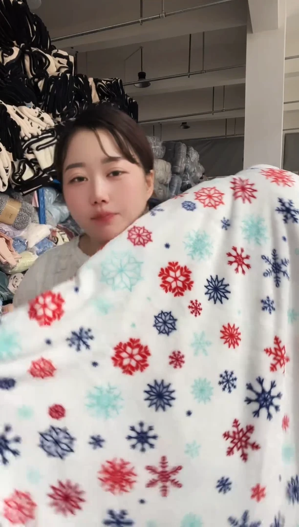 混纺主播手上展示的产品