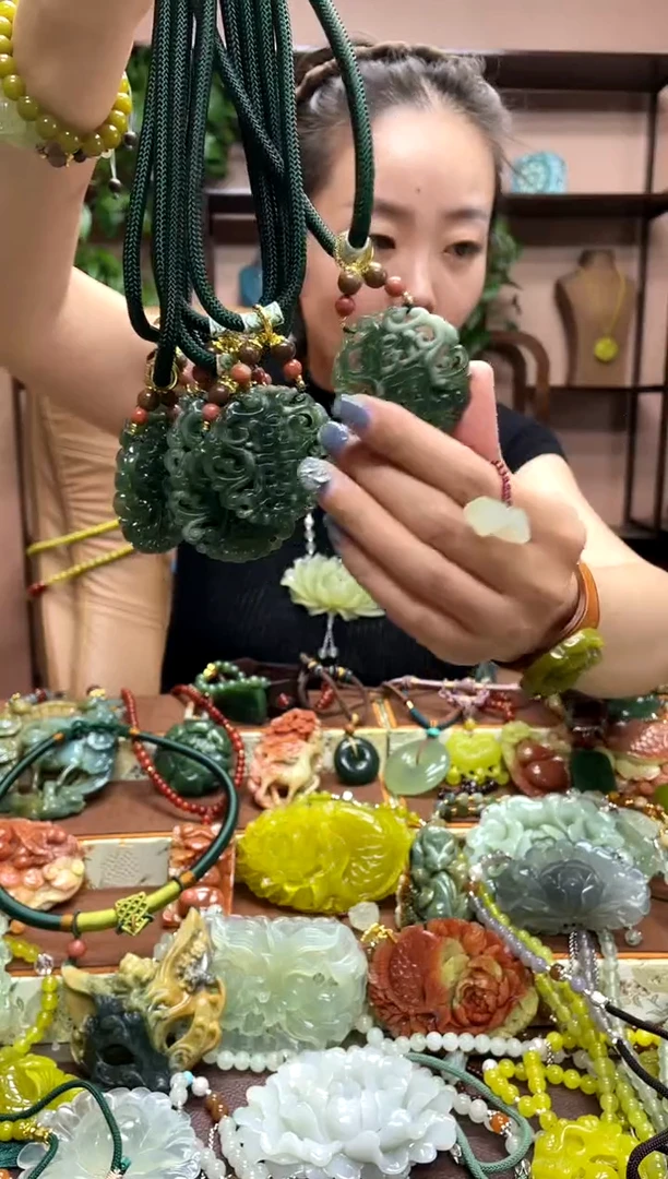 未镶嵌岫玉颈饰多样性发货发其中之一