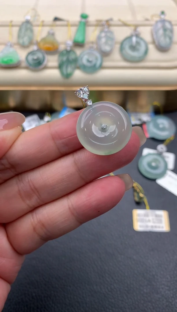 翡翠18K金镶嵌颈饰F175