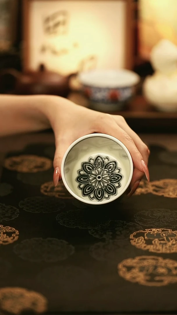 M3031/陶瓷白底内绘莲花纹直筒杯