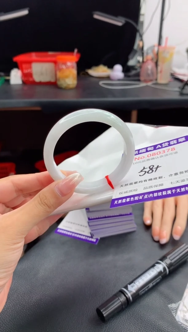 未镶嵌手镯翡翠有纹，完美者勿拍