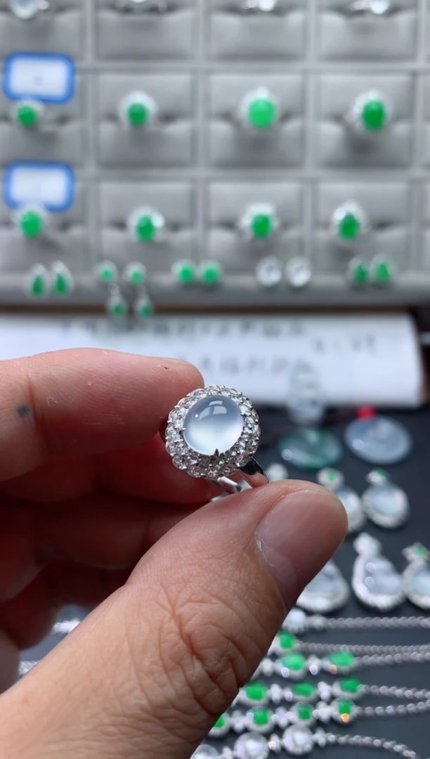 18K金镶嵌戒指翡翠18K翡翠伴钻