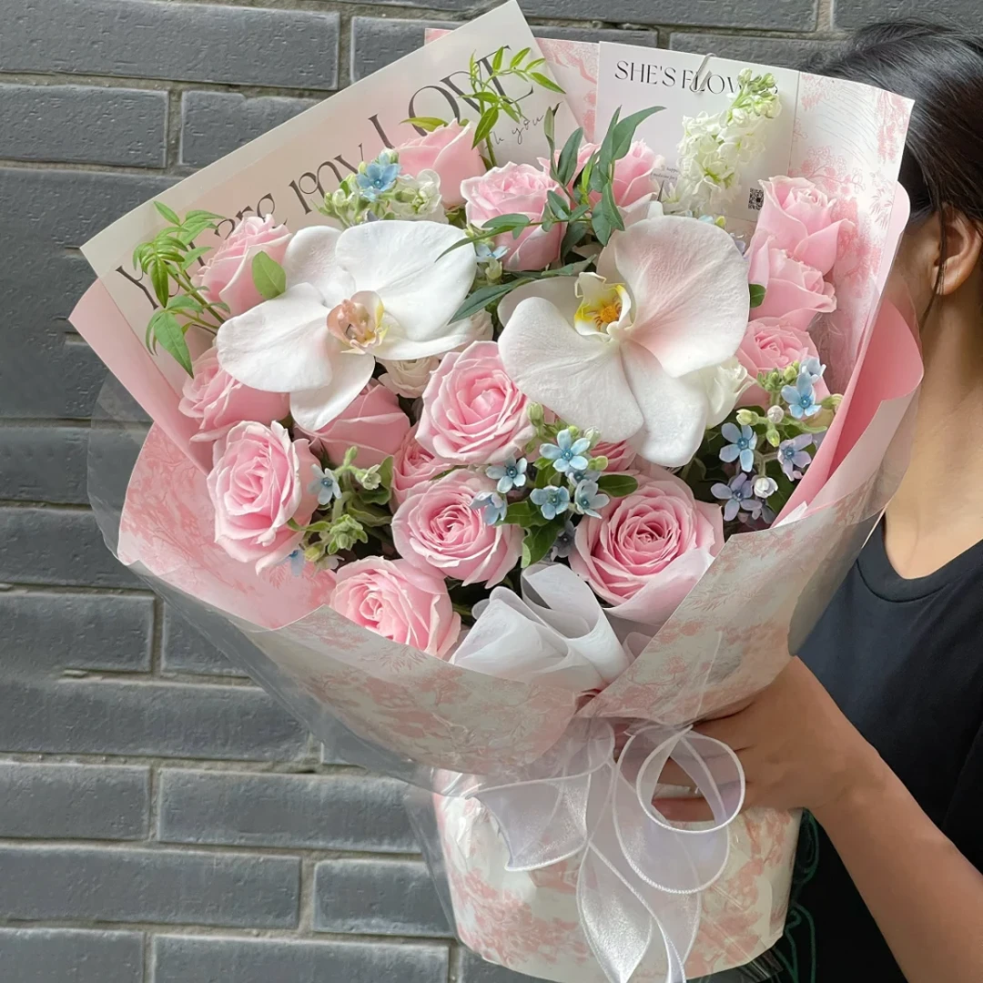 【粉色恋曲】七夕鲜花16枝粉玫瑰2朵蝴蝶兰蓝星花紫罗兰花束4907款鲜花小时达同城配送送老婆女友情人节花束