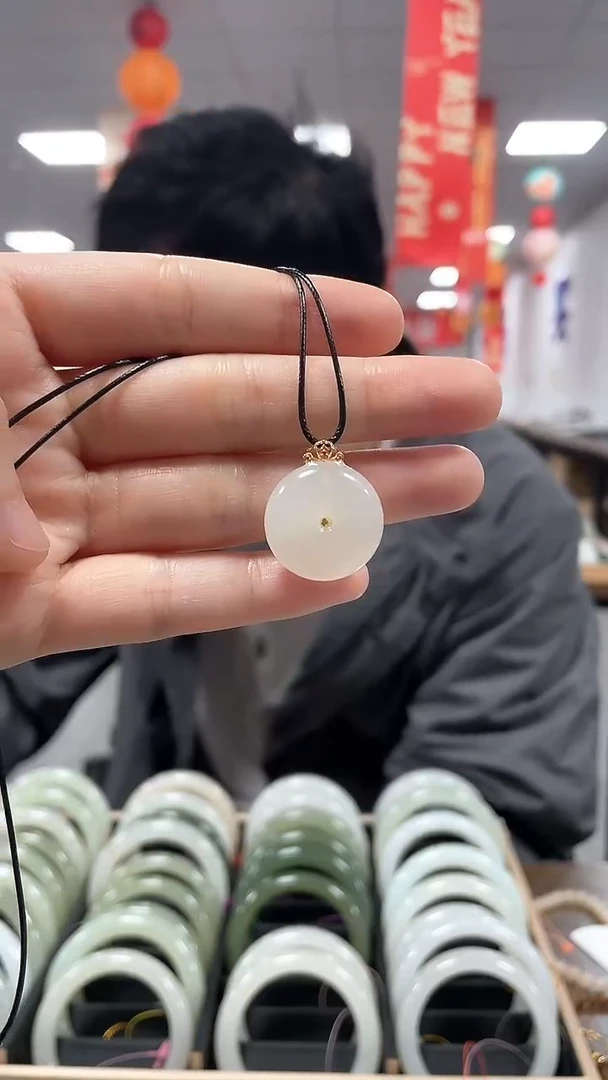 【闪购商品】和田玉颈饰18K金镶嵌平安扣吊坠一件