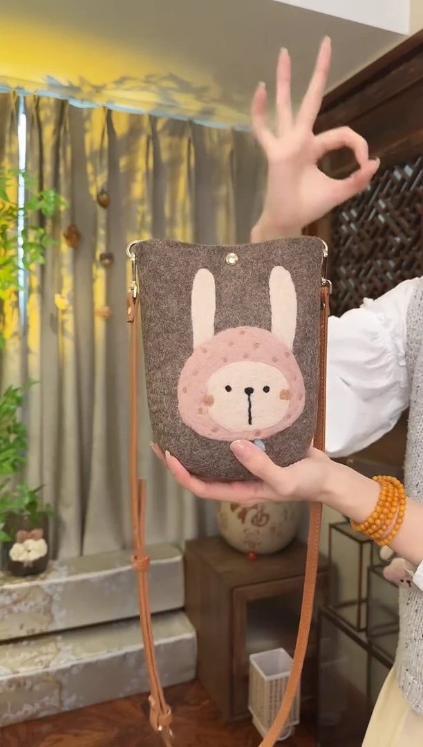 羊毛非遗纯手工包  手机包兔子