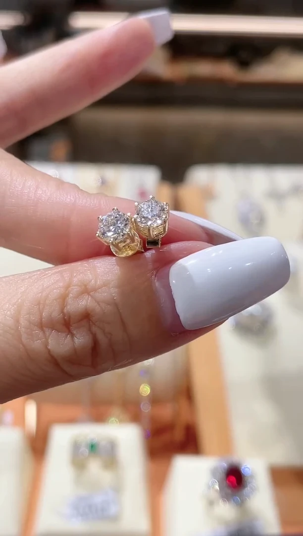 【闪购商品】实验室培育钻石耳饰18K金镶嵌耳饰