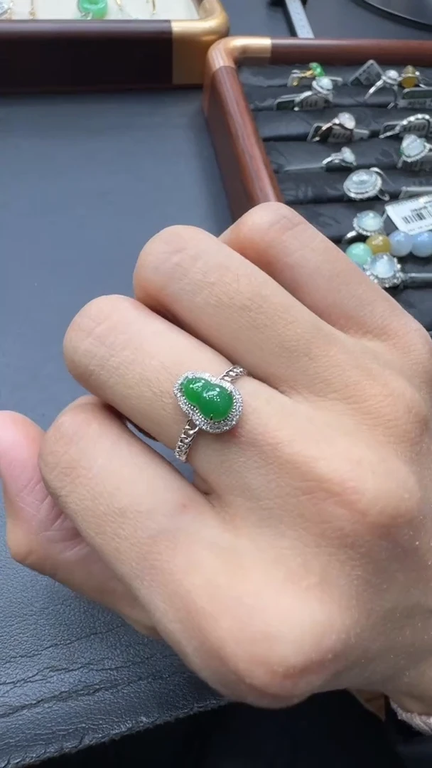 18K金镶嵌戒指翡翠浅**ゃ葫芦