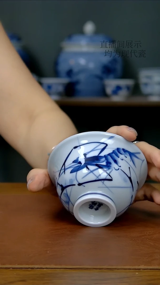 陶瓷写意虾趣压手杯