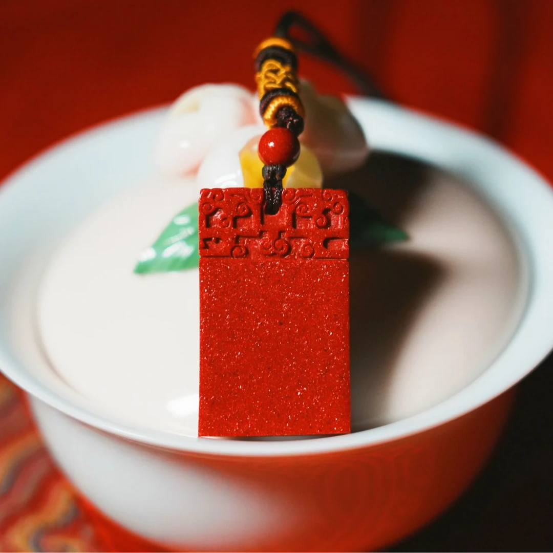 含辰砂工艺品含辰砂工艺品晶粉砂工艺品厂家直销平安无事牌