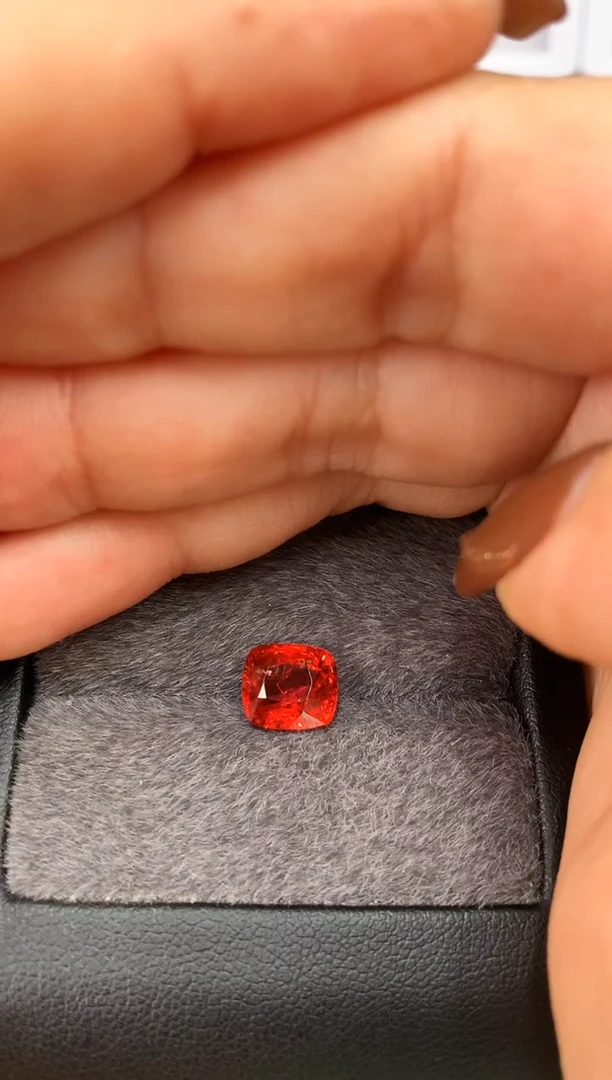 未镶嵌裸石定制尖晶石枕型 火焰色调 3.40ct