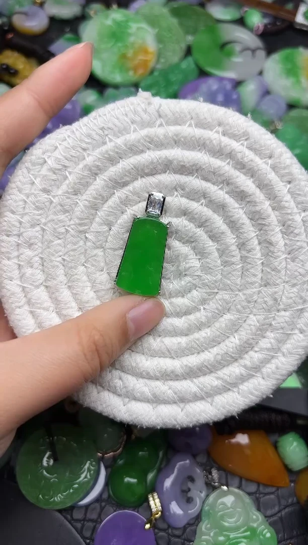 颈饰未镶嵌翡翠缅甸翡翠吊坠
