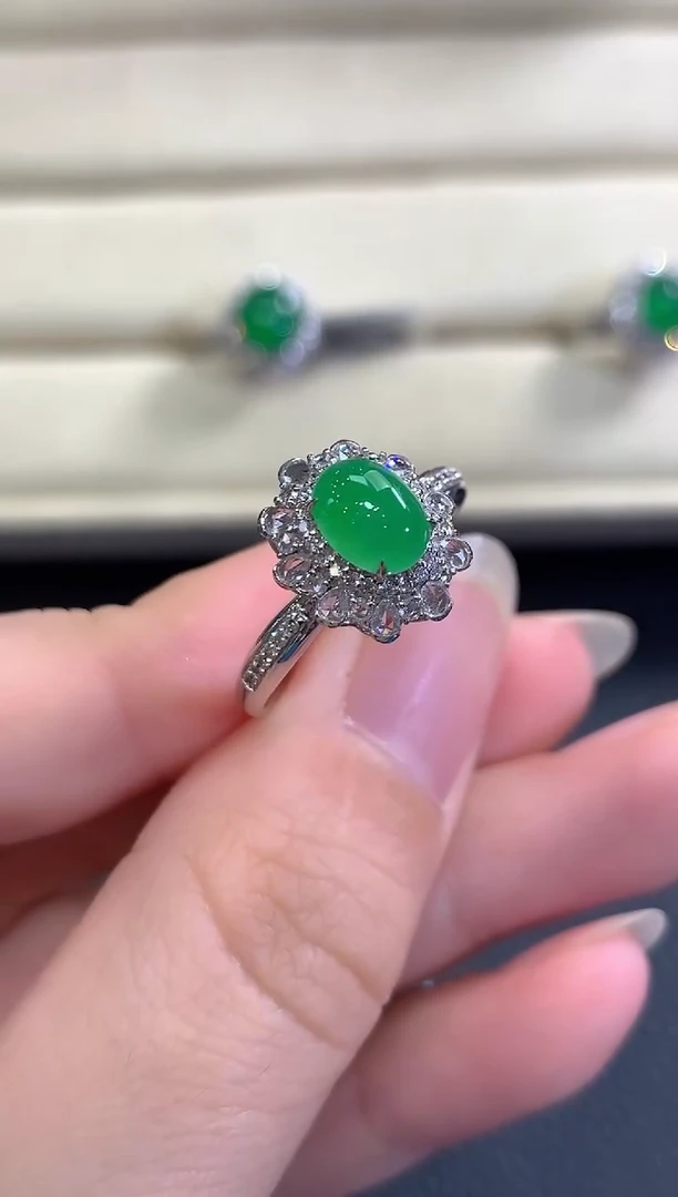 18K金镶嵌戒指翡翠春日珠宝 B107