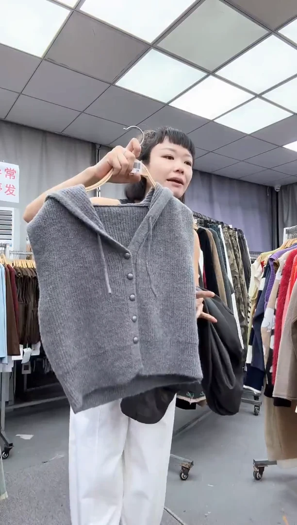 灰色马甲  大哥家漂亮衣服漂亮颜色