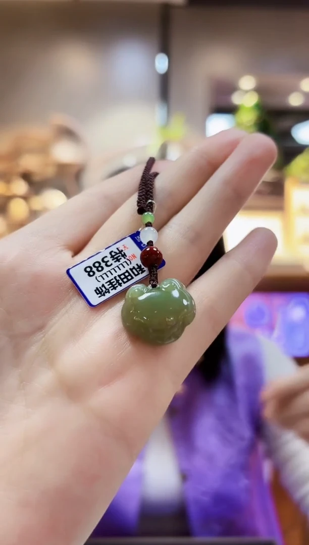 颈饰未镶嵌和田玉挂件