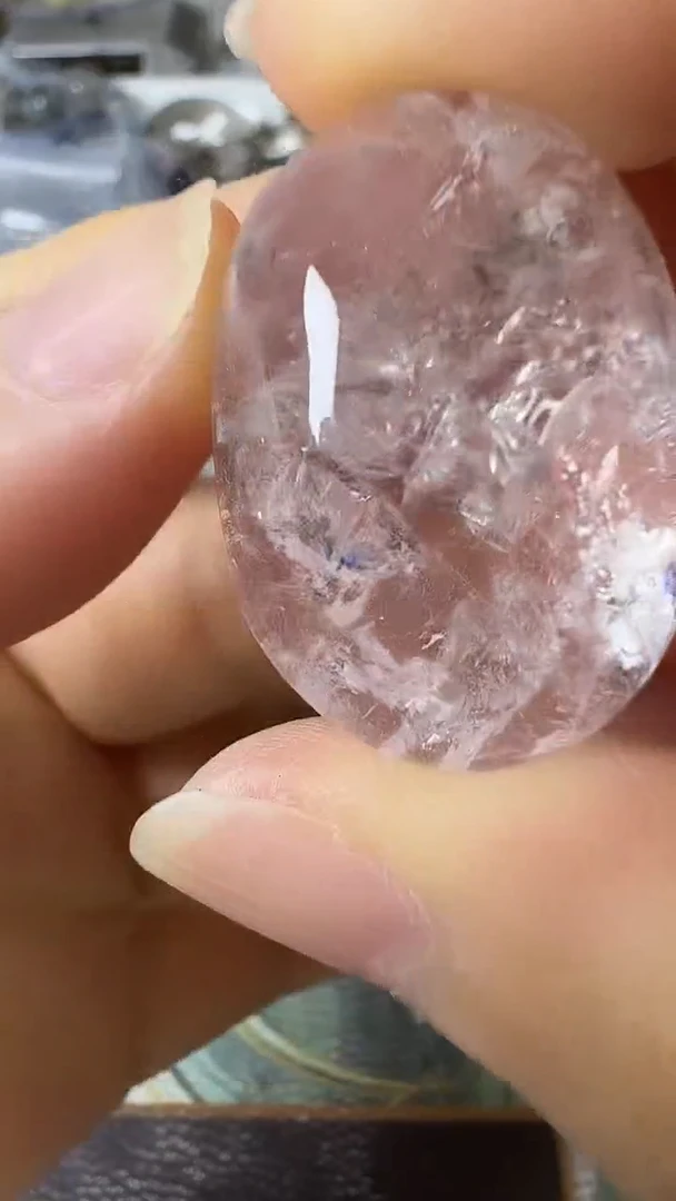 颈饰未镶嵌水晶矿坑