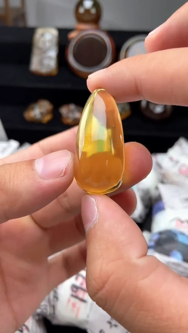琥珀颈饰未镶嵌金蓝珀水滴吊坠