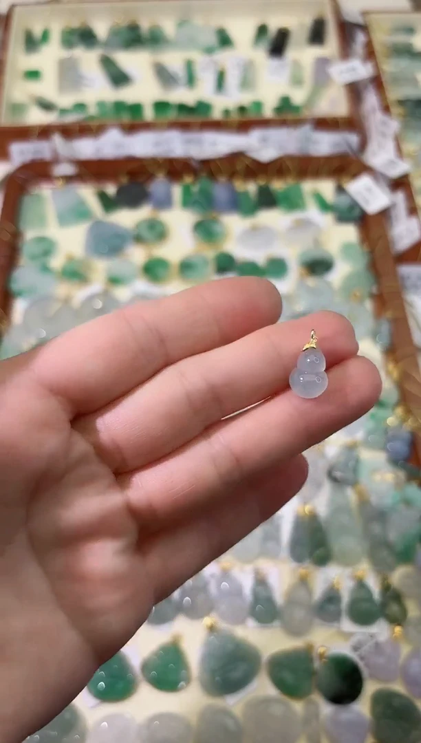 翡翠18K金镶嵌颈饰葫芦