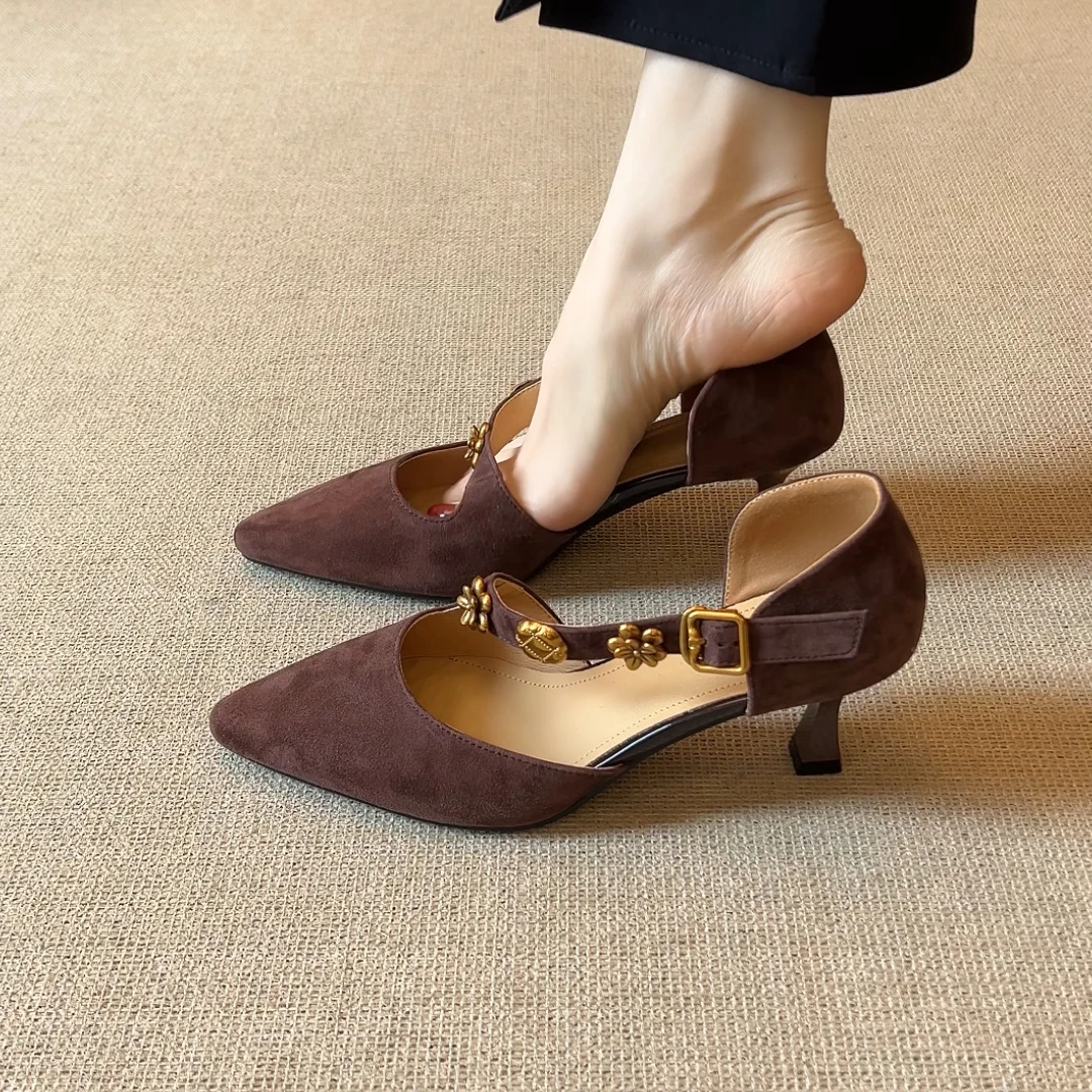 Elingjk/5cm夏季时尚百搭复古气质尖头山茶花斜扣带包跟高跟鞋