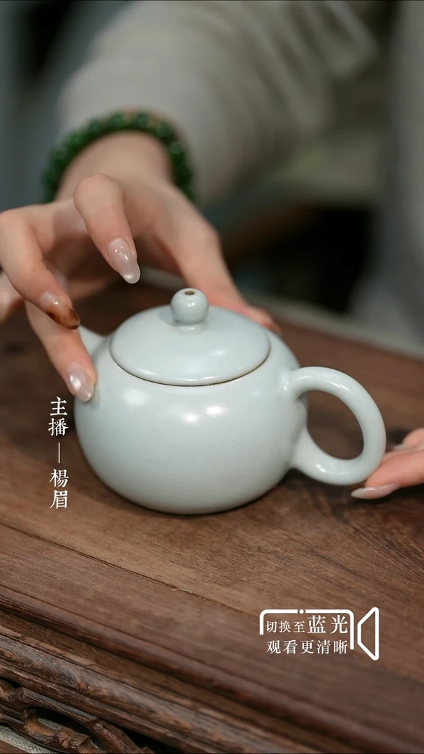 西施壶-王国奇月白釉章款-眉