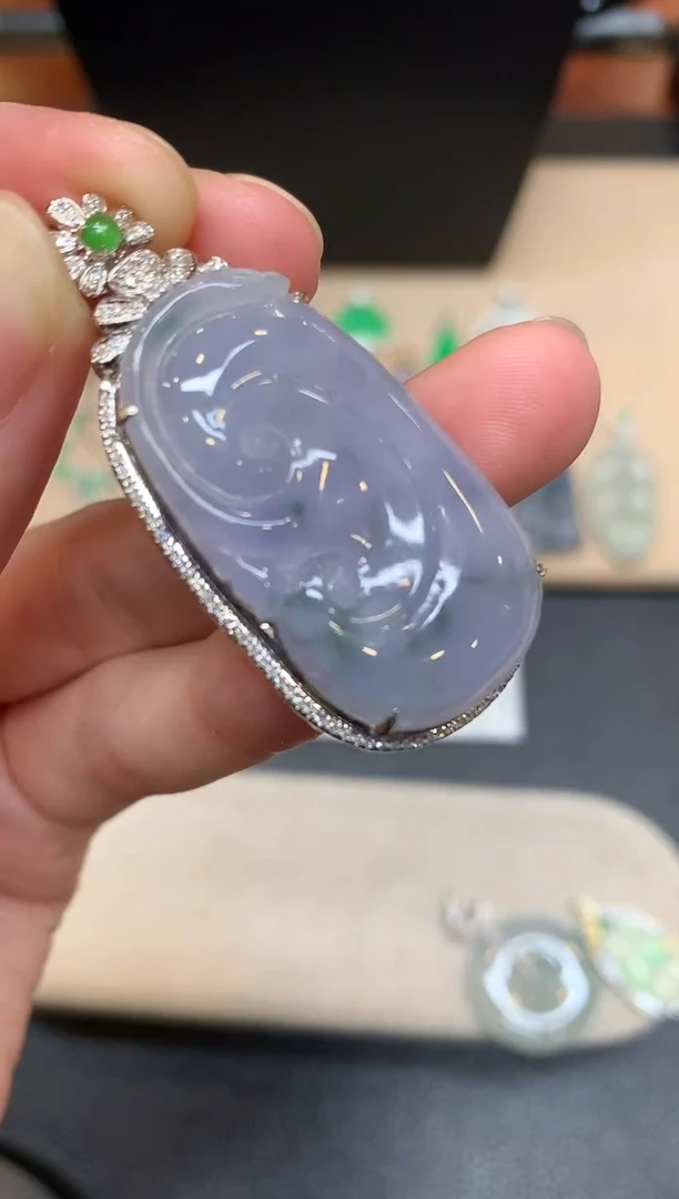 颈饰18K金镶嵌翡翠如意【无服务费