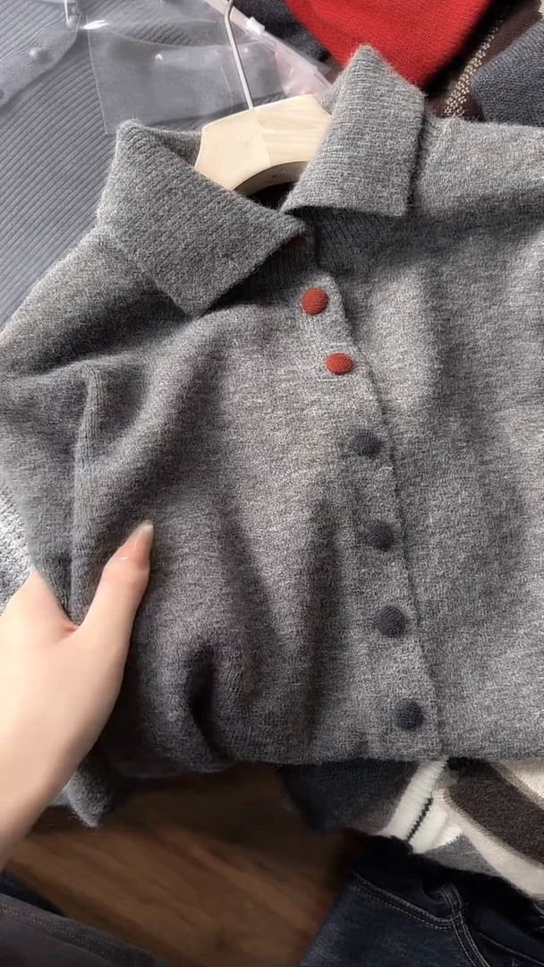 复古设计感彩色单排扣2025年秋冬新款翻领休闲百搭针织开衫上衣女