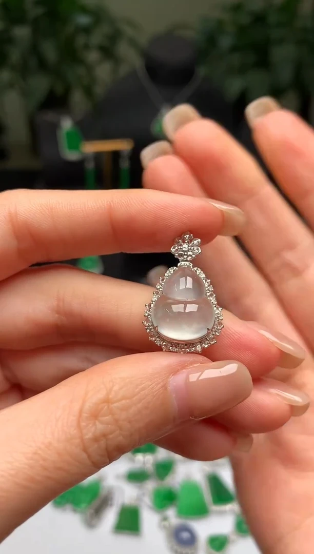 颈饰18K金镶嵌翡翠葫芦