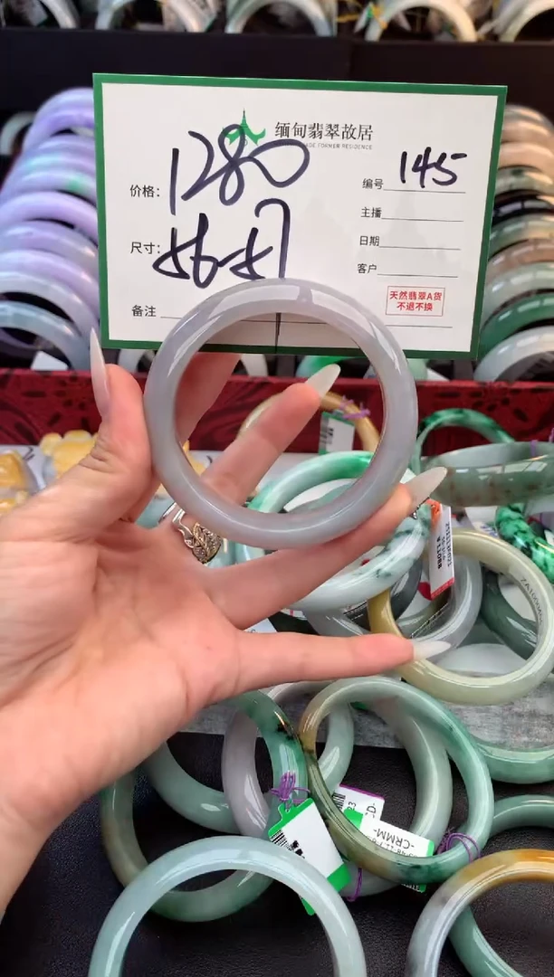 未镶嵌定制翡翠毛货需精细抛光+多人