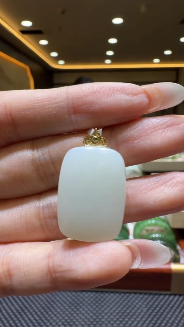 颈饰18K金镶嵌和田玉挂件