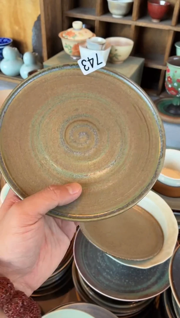 瓷片小***汪743  咖色螺纹直边盘1个